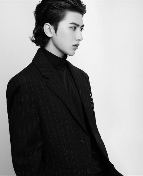 蔡徐坤prada时装秀造型