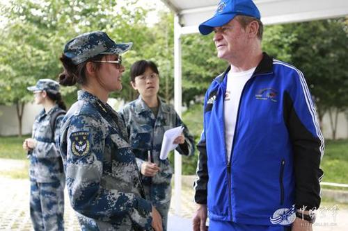 八一跳伞队风采获赞:流利英语对话多国同行(图)