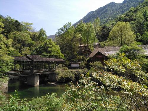 骑行婺源大鄣山乡卧龙谷风景区,鄣山村