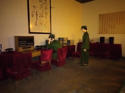 这里把电报员们的神情都雕刻地惟妙惟肖.