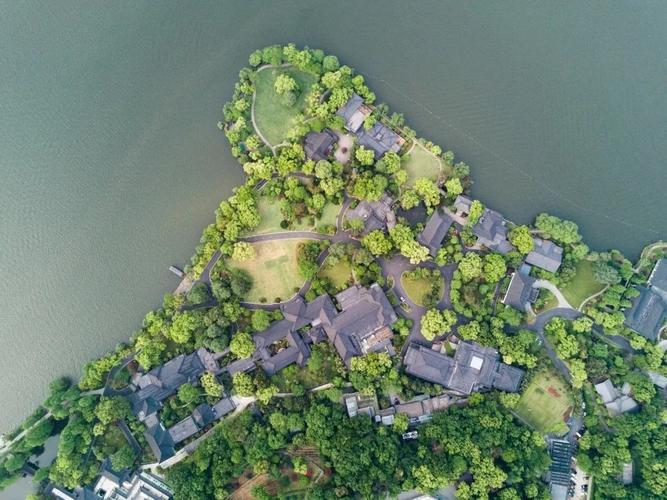 如果你来杭州,又想住西湖边的,我会推荐你 西子宾馆, 西湖国宾馆