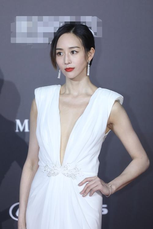 张钧甯白色深v钉珠礼服 凸显高挑身材不失性感气质