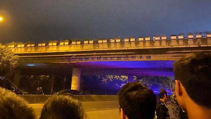 无锡高架救援现场货车超载可能是导致事故的原因之一