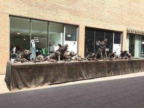 今日美术馆门前广场上的雕塑群 怪人