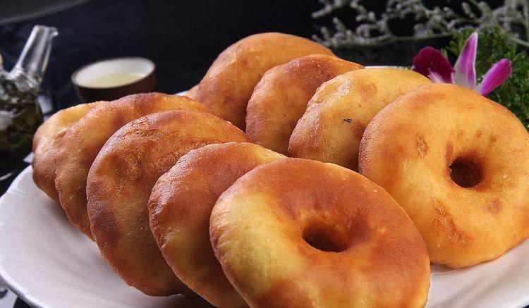 油馍馍金黄似铜钱,味道甘甜,是陕北人最喜爱的食品之一