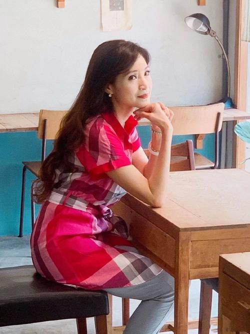 方季惟近照,一身牛仔套装容颜似少女,你能想象她已经51岁了吗?