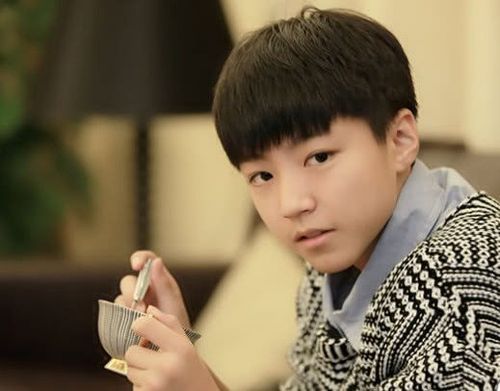 他曾演文章的儿子,如今已长成小帅哥,颜值不输王俊凯!