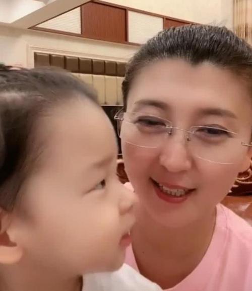 闫学晶45岁生二胎,现带3岁女儿很吃力,每天的生活痛并