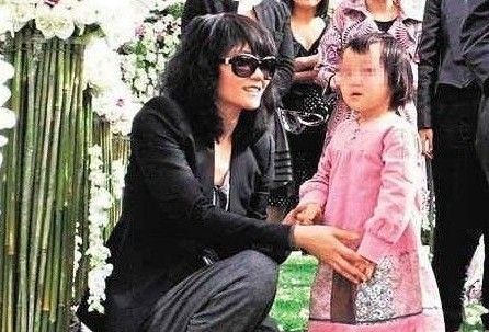 王菲离婚后去向成迷 传暂住友人家低调撑嫣然