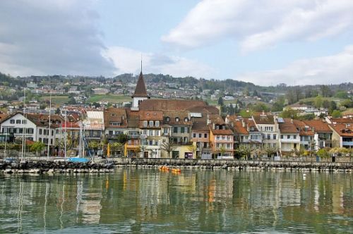 因为纬度关系,瑞士葡萄产量并不多,主要产地在洛桑(lausanne)至