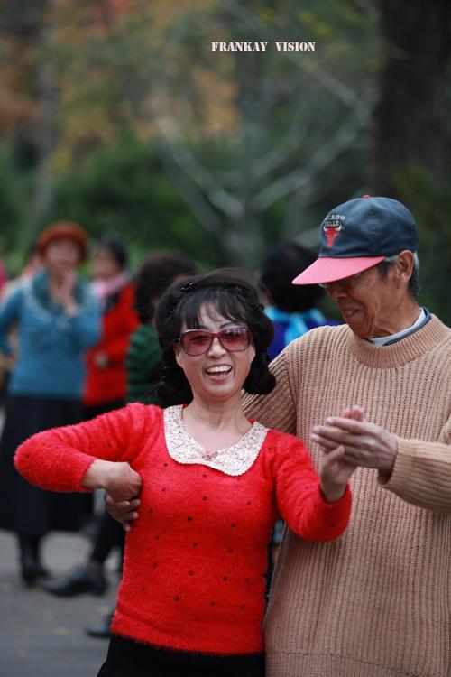 [转载]【实拍】紫竹院公园舞林高手:80岁大爷大妈的快乐生活