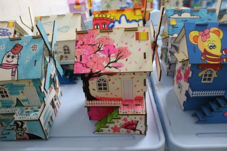 今年建筑(静态)模型竞赛设"缤纷童年"涂装木屋制作赛(小学组),"
