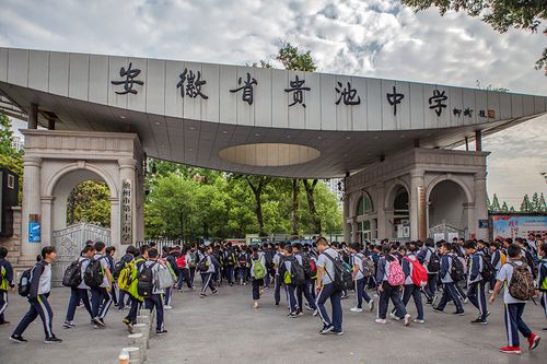 01分,池州市第十一中学开启了校门,学生陆续上学,未来在