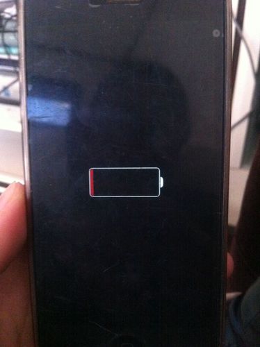 苹果手机电池不经用,上次没电关机之后再充电就一直是这样不开机,是