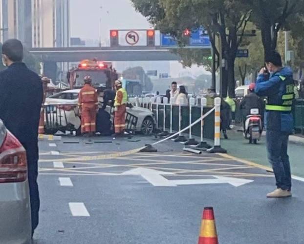 原创常州一轿车被金属护栏贯穿年仅22岁女孩头部被刺中不幸身亡