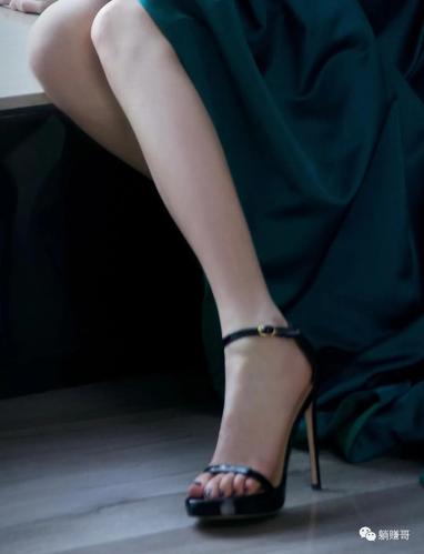 刘美彤美腿玉足 明星生图合集