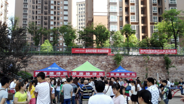 半岛逸景公租房顺利交房 租户为金科服务点赞