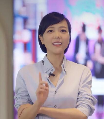 汪涵妻子杨乐乐罕见现身,短发精干 身材窈窕