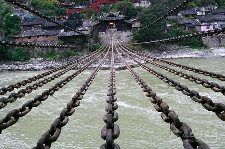 >> 浏览文章         7月29日上午11时,大渡河边,泸定县城的泸定桥西