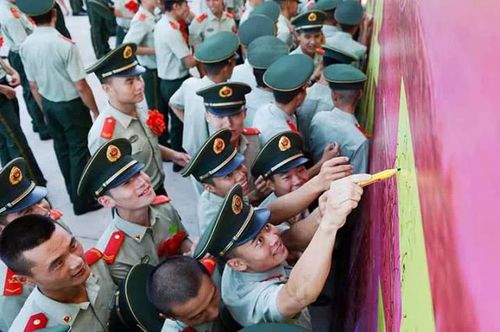 退伍老兵纷纷在"若有战,召必回"条幅上签名