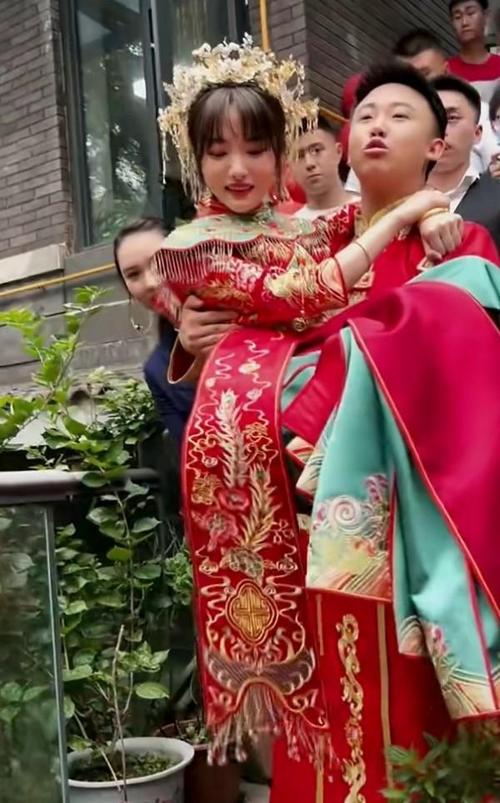 赵本山姑娘主持徒弟网红四川可乐的婚礼其婚礼场面宏大