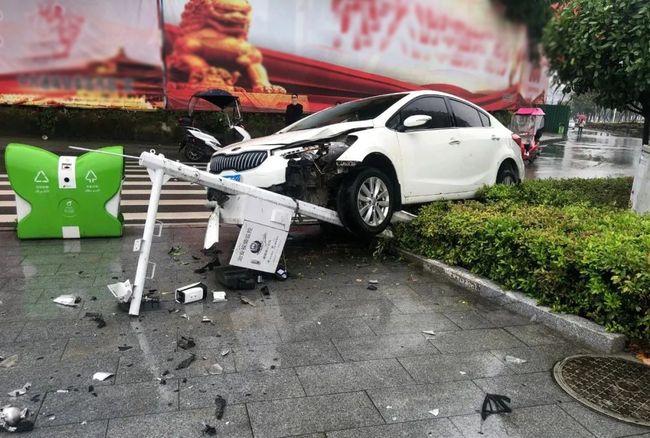通城新广场发生一起车祸.
