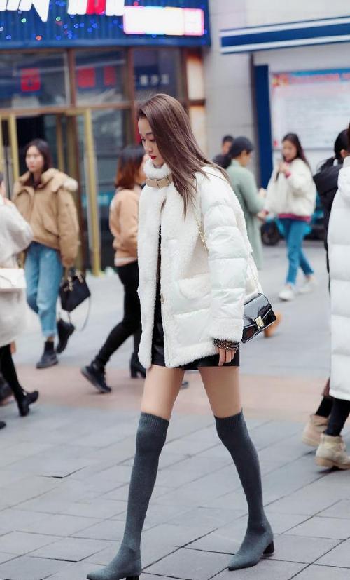 冬天穿袜子靴的姑娘凸显美腿颀长的效果比普通高筒靴好