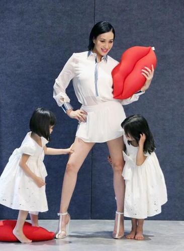 43岁钟丽缇首次携三女拍母亲节大片