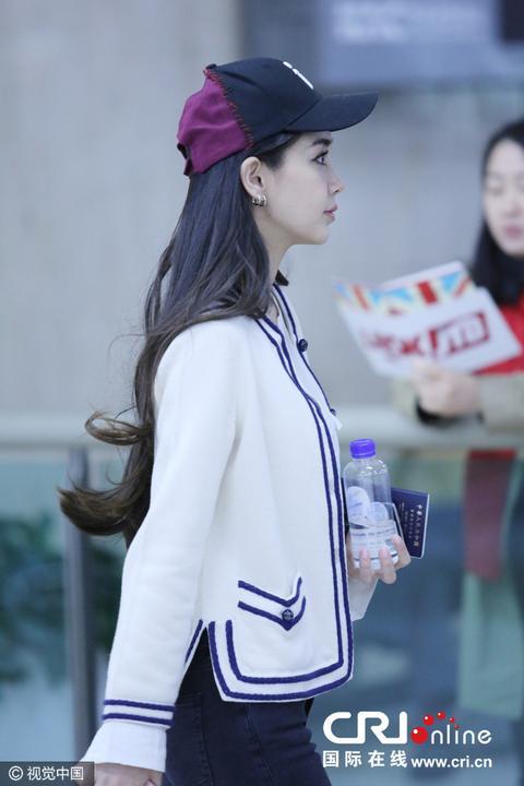 日前,angelababy到达首尔金浦机场,参加《奔跑吧兄弟》第四季韩国部分