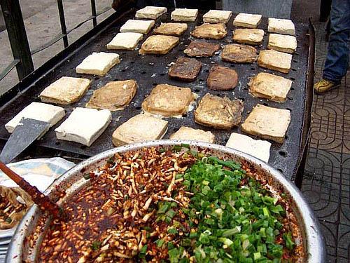  p>昭通烤豆腐是一道小吃,制作原料主要有豆腐,折耳根,腌菜. /p>
