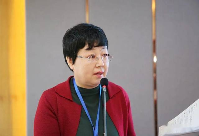 人民摄影报社副总编辑贾晓霞主持开评仪式