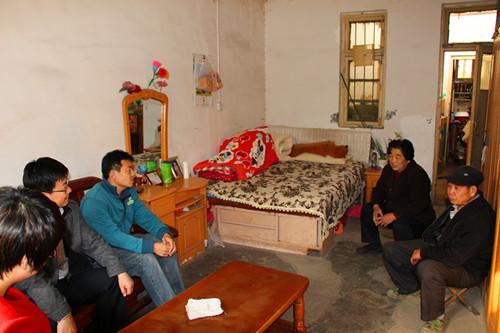 我校走访慰问贫困学生家庭