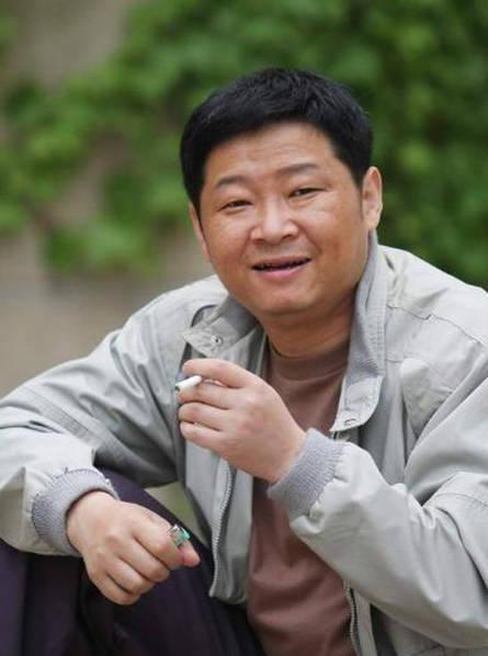 51岁三德子赵亮近照曝光,养鸡赚了很多钱,妻子身高1米