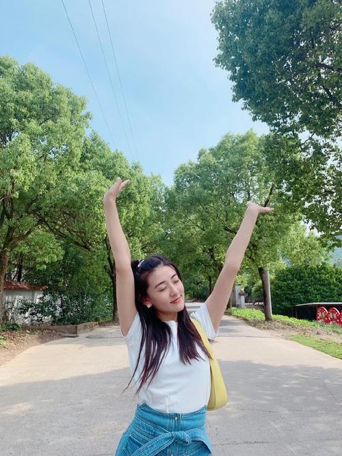 梁洁真是个小可爱,穿t恤配蓝色牛仔裙,扎小辫尽显活力