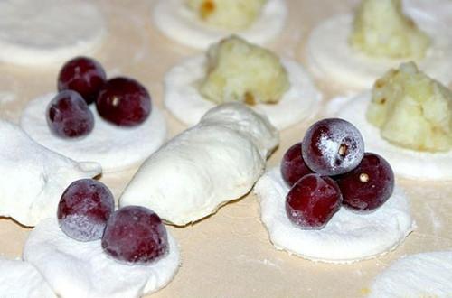 人   们将拌有食盐,大蒜的猪油涂抹到乌克兰特产的黑面包上,让人回味