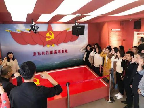 党员同志们首先来到浙东抗日根据地旧址——梁弄进行现场学习.