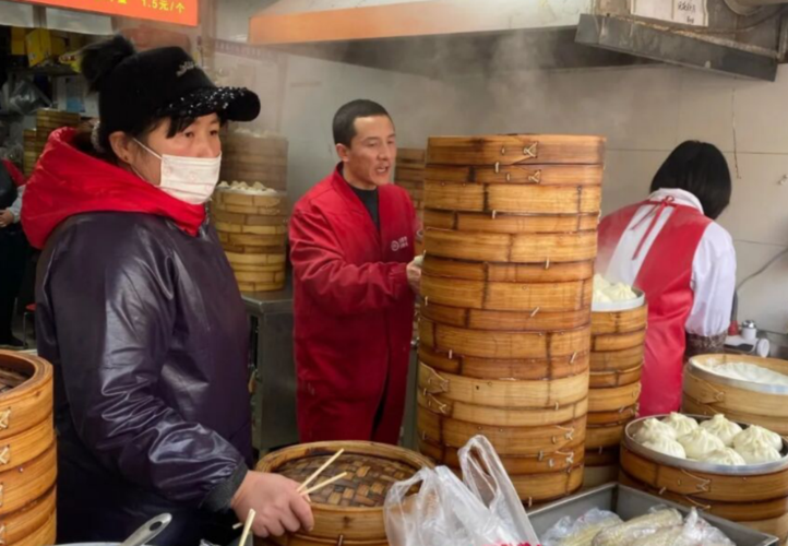 南京这家包子铺,只卖菜馅包子,便宜还好吃一天4000个不够卖