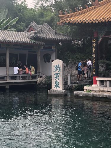 趵突泉景区有数个大门,正门被称为"中国园林第一门", 上面的趵突泉