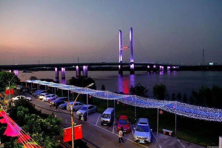 化身成为一道美丽的风景线 不信,你看 每当夜幕降临 夜晚的菊花湾大桥