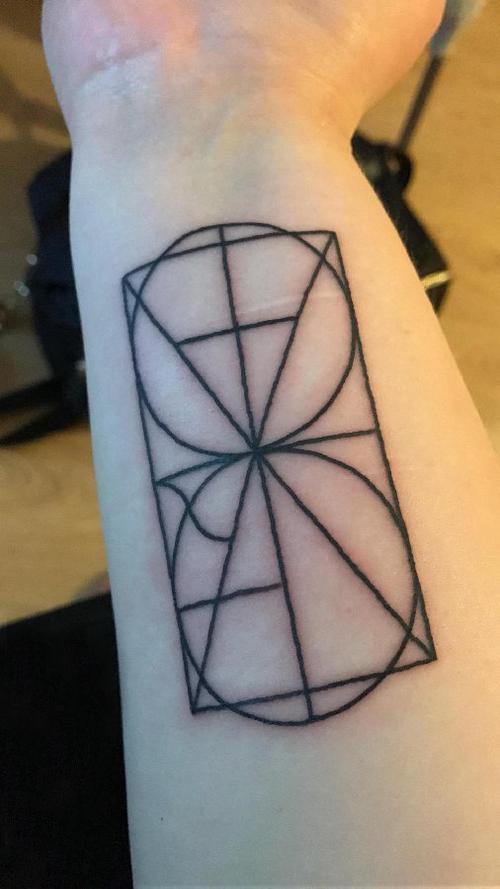 男生手臂上黑色线条几何元素创意抽象纹身图案