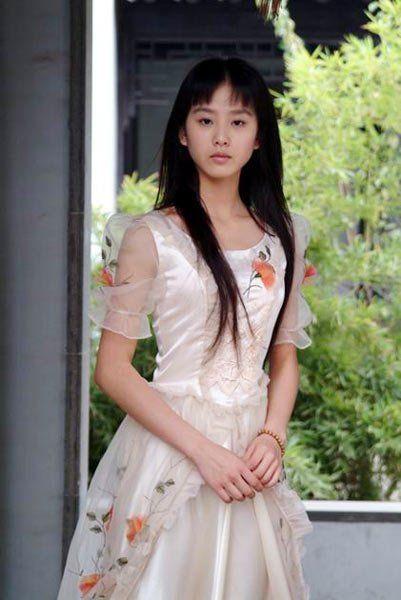 刚出道的刘诗诗身上仍有青涩的印记.长长的头发倍显清纯.