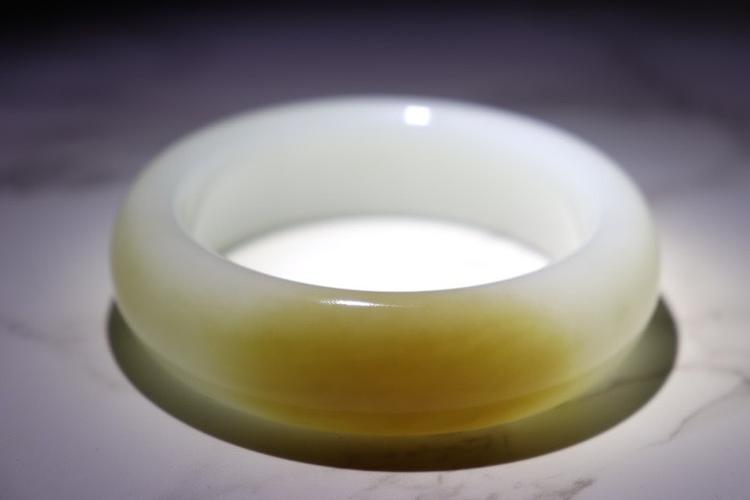 和田玉新疆且末糖白手镯_手镯_和田玉_和田玉手镯_时尚_配饰