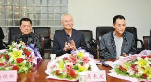 右起:周群,吴长发,尚铁桥接受表彰.记者