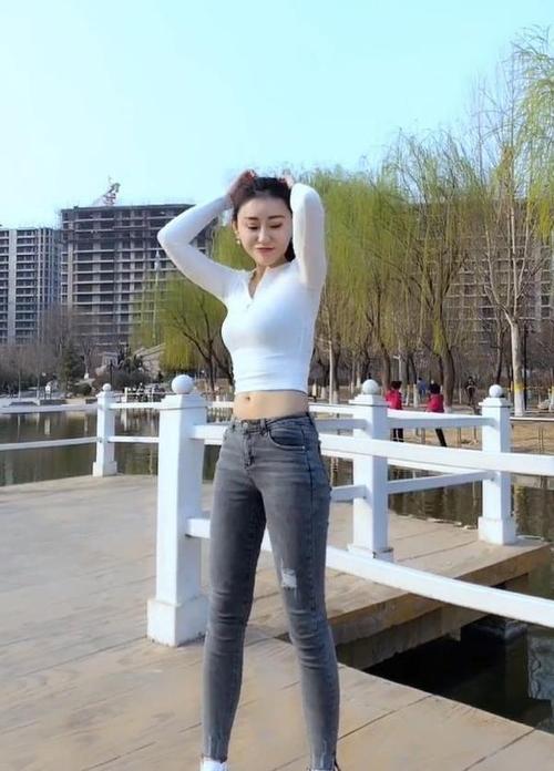 公园跳舞的牛仔裤美女,阳光气质扑面而来