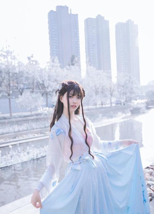 cosplay:轻纱罗曼玉体横陈的古装美女,但是你看出他是