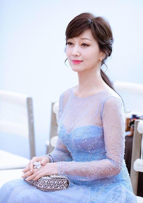 赵雅芝可不服老!一袭轻薄透视纱裙清新优雅,66岁看起来就像26岁