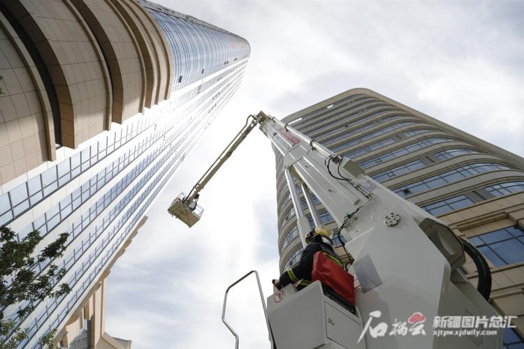 8月3日,消防员操纵举高喷射消防车准备升至高层"着火层"进行高空灭火.