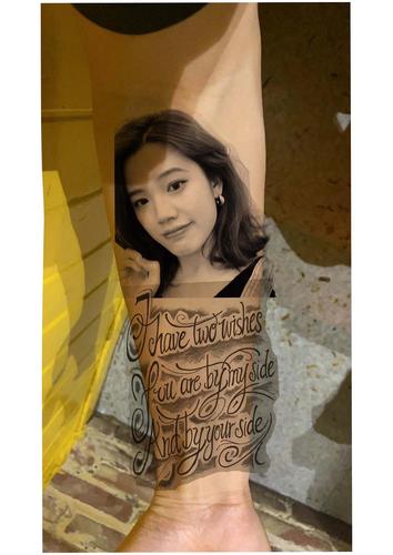 把女朋友刻在皮肤上肖像纹身听听他们的爱情故事