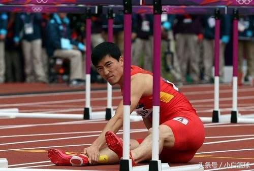2012年伦敦奥运会,刘翔在比赛中跟腱断裂,最终以单脚跳到终点,吻别了