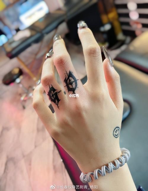 手指花体字纹身,遮盖纹身_纹身_花体字_小清新纹身_手绘_纹身也清新